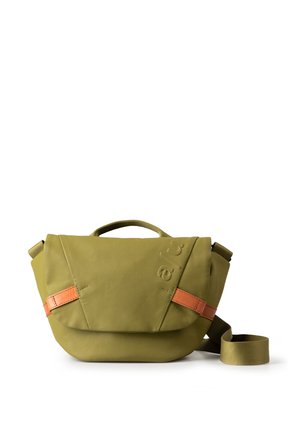 Borsa a tracolla verde oliva con manico superiore, dettagli in pelle arancione e tracolla regolabile, con lettere "ab" in rilievo sulla patta.