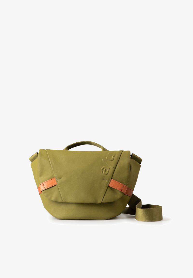 Borsa in pelle verde con un alette triangolare, dettagli arancioni sulla tracolla e logo impresso. Presenta una maniglia superiore e una tracolla regolabile.