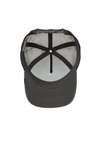 Gorra negra con malla trasera y visera curvada, que presenta una parte frontal de tela sólida y cierre ajustable a presión. El interior muestra costuras cosidas.