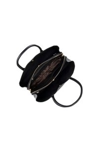 Borsa a tracolla in pelle nera con chiusura a zip, aperta per rivelare un interno in tessuto marrone scuro. Doppi manici per una facile portabilità, design minimalista.