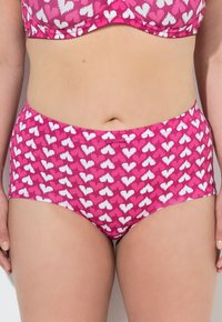 Hoge taille roze onderbroek met een herhalend patroon van witte hartjes, zachte stof, een gladde textuur en een elastische tailleband voor extra comfort.