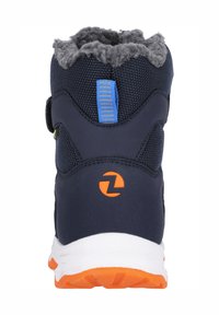Navyblaue, hoch geschnittene Sportschuhe mit strukturierten Oberflächen, grauem Fleecekragen, orangefarbener Sohle und einem leuchtend blauen Zugband. Logo an der Seite.