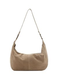 Beżowa zamszowa torba na ramię o zaokrąglonym kształcie, z jedną regulowaną rączką i gładką fakturą, charakteryzująca się minimalistycznym designem i brakiem widocznych elementów metalowych.