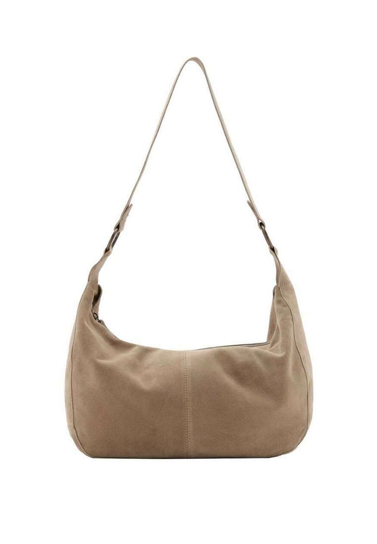 Beżowa zamszowa torba na ramię o zaokrąglonym kształcie, z jedną regulowaną rączką i gładką fakturą, charakteryzująca się minimalistycznym designem i brakiem widocznych elementów metalowych.