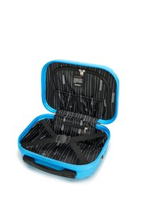 Hartschalenblauer Koffer mit einem schwarz mit Reißverschluss versehenen Innenraum, der gestreifte Muster und elastische Gurte zur Sicherung von Gegenständen aufweist.