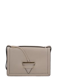 Borsa a mano in pelle beige con un design strutturato, caratterizzata da un accento hardware triangolare e una maniglia superiore. Texture liscia con cuciture a contrasto.