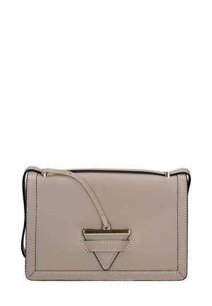 Borsa a mano in pelle beige con un design strutturato, caratterizzata da un accento hardware triangolare e una maniglia superiore. Texture liscia con cuciture a contrasto.