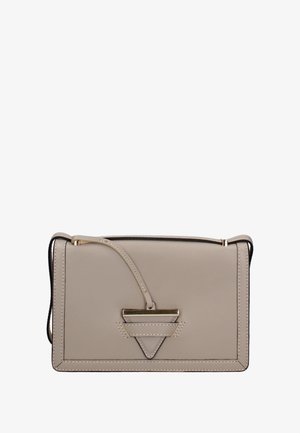 Sac à main en cuir beige au design structuré, avec un accent matériel triangulaire et une anse supérieure. Texture lisse avec des coutures contrastées.