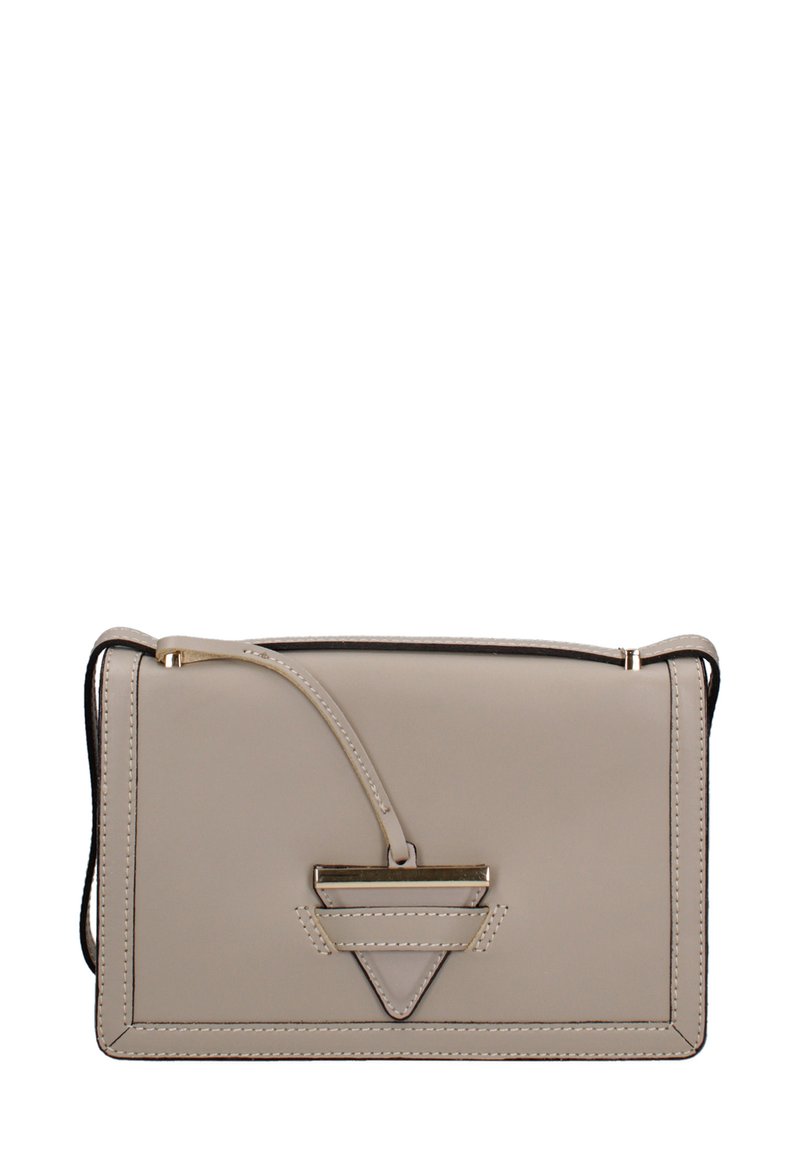 Borsa a mano in pelle beige con un design strutturato, caratterizzata da un accento hardware triangolare e una maniglia superiore. Texture liscia con cuciture a contrasto.
