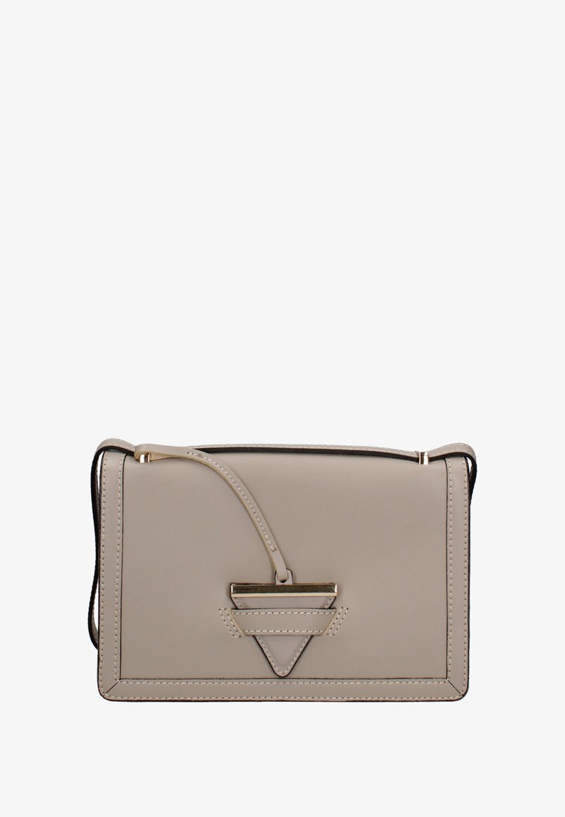 Borsa a mano in pelle beige con un design strutturato, caratterizzata da un accento hardware triangolare e una maniglia superiore. Texture liscia con cuciture a contrasto.