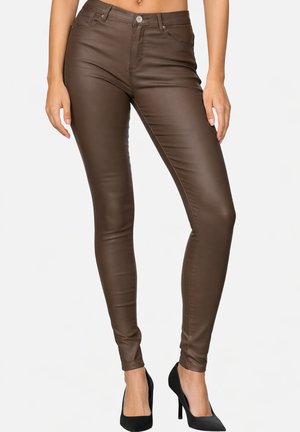 Brązowe dopasowane spodnie z imitacji skóry o gładkiej fakturze, z pięcioma kieszeniami, zapinane z przodu na guzik, dopasowane do kostki.