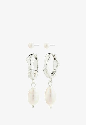 Srebrne okrugle naušnice s bijelim bisernim privjeskom i osvijetljenim dijelovima; glatka tekstura; lagani dizajn; izduženi oblik s poliranim završetkom.