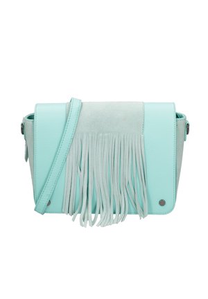 Licht turquoise leren crossbodytas met suède franjes die aan de voorklep hangen en een verstelbare schouderband.