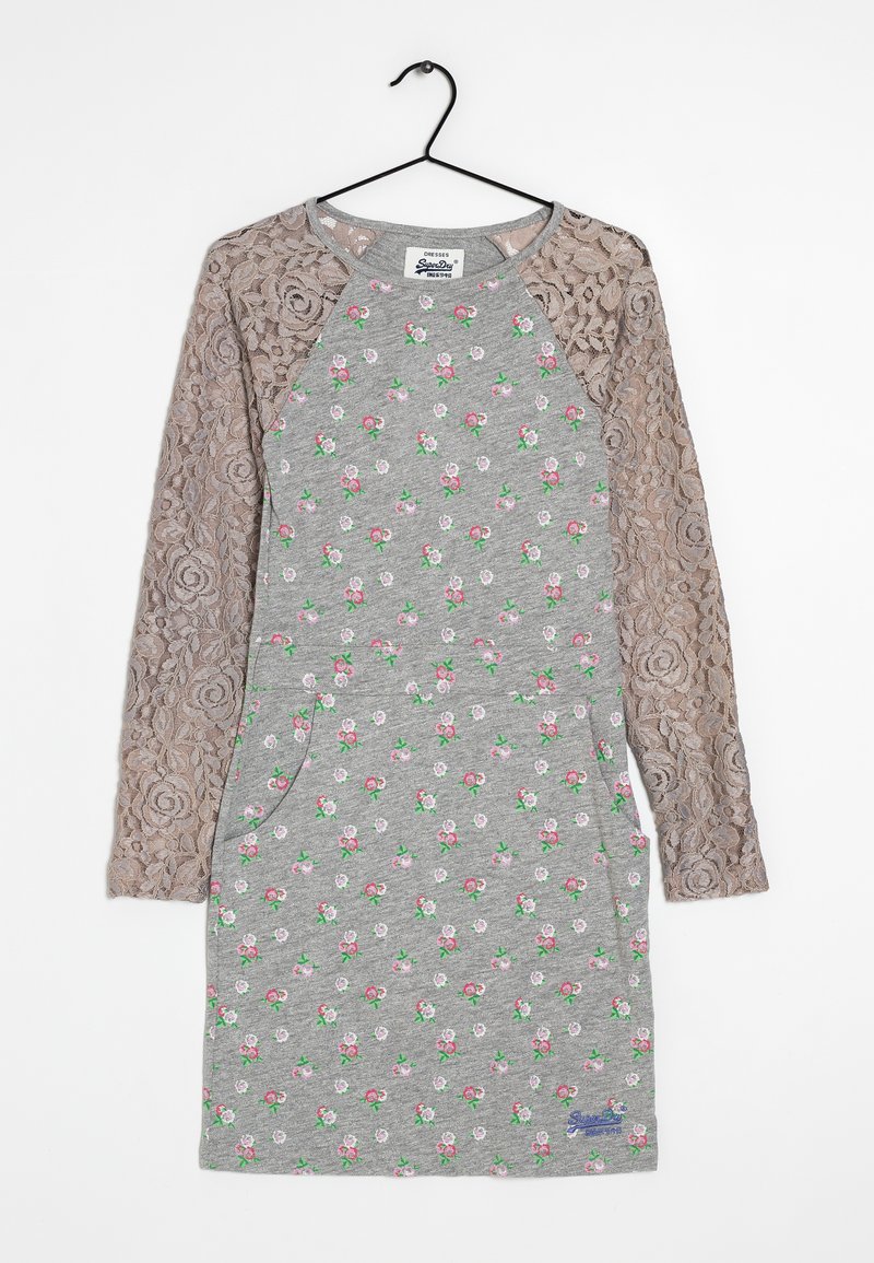 Robe grise avec des manches longues en dentelle. Présente un motif floral en rose et vert. Comprend une poche kangourou et une étiquette de marque à l'ourlet.