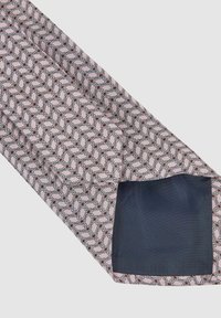 Uzorčani svilen šal s ružičastim i sivim geometrijskim dizajnom. Ima tamnu unutrašnju oblogu i mekan, glatak teksturu.