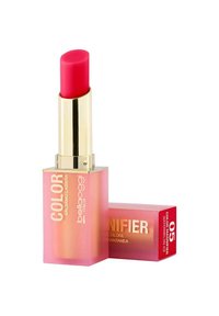Tubo di balsamo con hardware dorato e un tappo rosa, caratterizzato da una base trasparente rosa. Inclusa una scatola etichettata "Color Magnifier 05 Watermelon Ice".