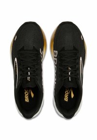 Zapatillas deportivas negras con un upper de punto texturizado, detalles dorados y un logo blanco. Presentan una suela acolchada para mayor soporte.