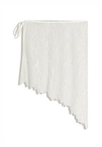 Biely čipkovaný asymetrický šál s kvetinovými vzormi a stuhami na boku, visiaci na bielom pozadí.