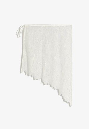 Asimetrični beli čipkasti šal z rožnatimi vzorci in trakovnimi zavezami ob strani, ki visi na belem ozadju.