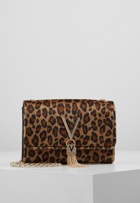 Leopardikuvioinen turkislaukku, jossa on kultainen ketjuhihna, näkyvä 'V'-logo ja koristeellinen lukko ketjuineen.