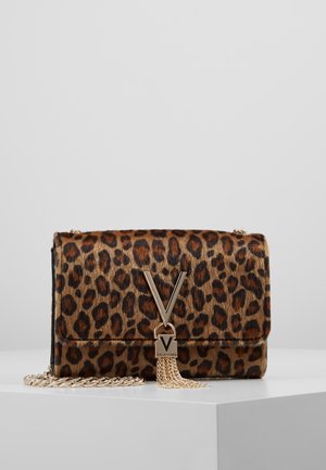 Kabelka s leopardím potiskem vyrobená z kožešiny, s páskem z pozdla zlatých řetízků, výrazným logem "V" a ozdobným zámkem s řetízky.