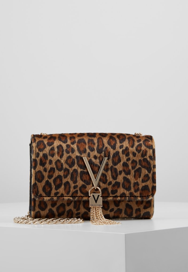 Leopardikuvioinen turkislaukku, jossa on kultainen ketjuhihna, näkyvä 'V'-logo ja koristeellinen lukko ketjuineen.