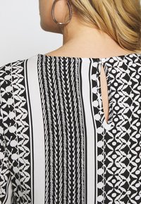 ONLY Carmakoma CARMARRAKESH - Blusa - black/cloud dancer
