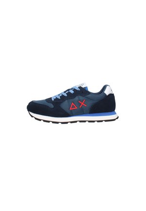 Sneaker blu navy con lacci azzurri chiari, triangolo rosso e simboli a X sul lato, linguetta bianca sul tallone e suola nera con striscia blu sulla suola intermedia.
