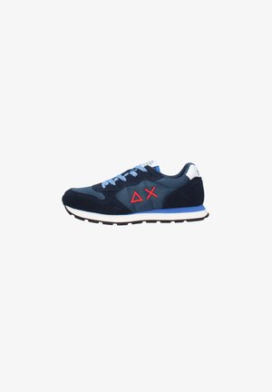 Sneaker blu navy con lacci azzurri chiari, triangolo rosso e simboli a X sul lato, linguetta bianca sul tallone e suola nera con striscia blu sulla suola intermedia.