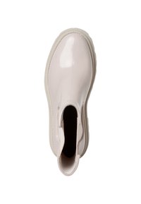Bottines en cuir verni rose clair, à bout rond, avec des panneaux latéraux élastiques, semelle intermédiaire blanche texturée, surface lisse, design minimaliste.
