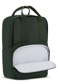 Mörkgrön ryggsäck med två övre handtag, dragkedjeslutning och framfack med ett ljusgrått vadderat inre.