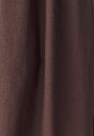 Tessuto di cotone marrone con una superficie liscia, caratterizzato da sottili variazioni di tono e un design semplice, privo di pattern.