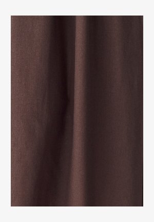 Tela de algodón marrón con una textura suave, con sutiles variaciones en el tono y un diseño liso, sin patrones.