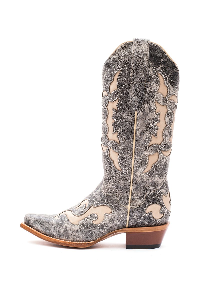 Stivale da cowboy in pelle grigia con intricate ricami color sabbia, punta affusolata e tacco impilato, caratterizzato da un design decorato lungo il gambale.