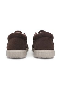 Scarpe slip-on in suede marrone con punta arrotondata, dotate di una suola in gomma grigia testurizzata e design minimalista.