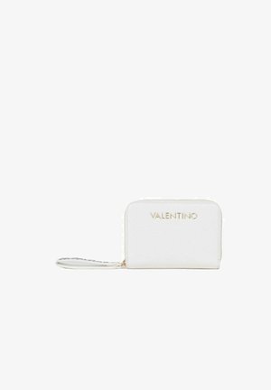 Petit porte-monnaie bracelet blanc Valentino avec logo doré et fermeture éclair, avec une sangle amovible sur fond blanc.