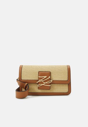 Kleine rechthoekige beige geweven handtas met bruine leren bies, brede riem en gouden decoratieve gesp op de voorklep.