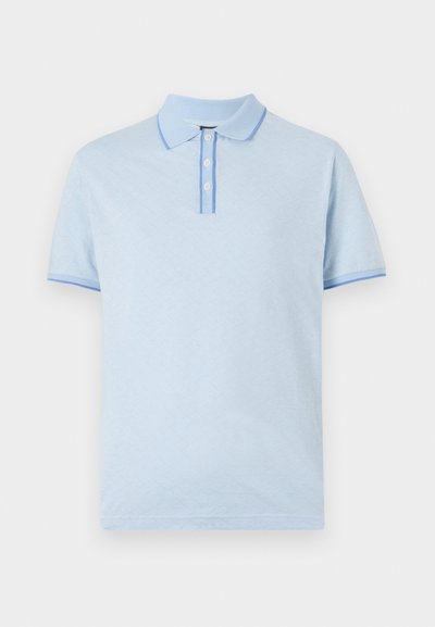 Polo bleu clair avec un motif texturé, patte de boutonnage à trois boutons, et des finitions bleu clair contrastantes sur le col et les manches.