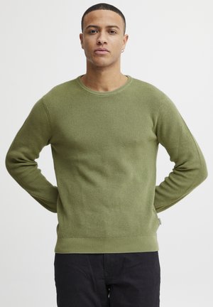 Strickpullover in Olivgrün mit gerippter Textur, rundem Halsausschnitt und langen Ärmeln. Einfarbig ohne sichtbare Muster oder Akzente.