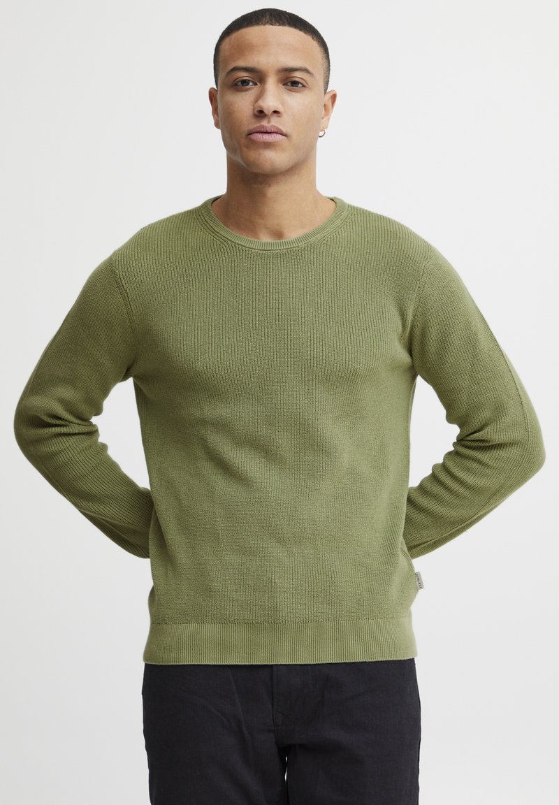 Strickpullover in Olivgrün mit gerippter Textur, rundem Halsausschnitt und langen Ärmeln. Einfarbig ohne sichtbare Muster oder Akzente.