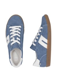 Blaue Veloursleder-Sneaker mit weißen Akzenten, runder Schuhspitze, weißen Schnürsenkeln und einer Sohle aus Gummikautschuk, mit detaillierten Nähten und einem niedrig geschnittenen Design.