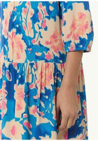 Blumenkleid aus leichtem Stoff mit blau-rosa Muster, Puffärmeln und einem gestuften Rock mit gerafften Details.