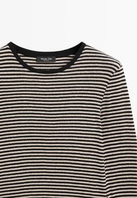 Gestreiftes Langarmshirt in Beige und Schwarz. Verfügt über einen Rundhalsausschnitt und eine glatte Textur mit gleichmäßig verteilten horizontalen Streifen.