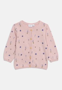 Ροζ πλεκτή παιδική ζακέτα με μπλε και μοβ ανθικό σχέδιο και ξύλινα κουμπιά μπροστά, μακριά μανίκια, στρογγυλή λαιμόκοψη.