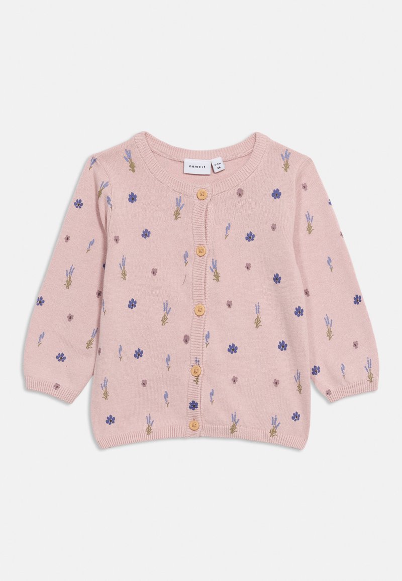 Ροζ πλεκτή παιδική ζακέτα με μπλε και μοβ ανθικό σχέδιο και ξύλινα κουμπιά μπροστά, μακριά μανίκια, στρογγυλή λαιμόκοψη.