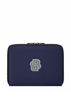 Portefeuille bleu marine zippé avec bordure noire et logo stylisé "BB" gris argenté centré sur le devant.