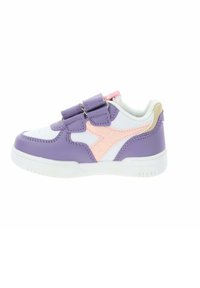 Sneaker viola e bianca con dettagli rosa, presenta doppie cinghie in velcro, materiale in pelle liscia e una suola in gomma. Dettaglio del logo laterale visibile.