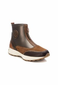 Brown ankle boot with a mix of smooth leather and suede. Features a side zipper, logo patch, and white sole with textured tread.