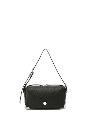 Bolso rectangular de piel texturizada negra con herrajes plateados, pequeño logotipo y correa de hombro ajustable sobre fondo blanco.