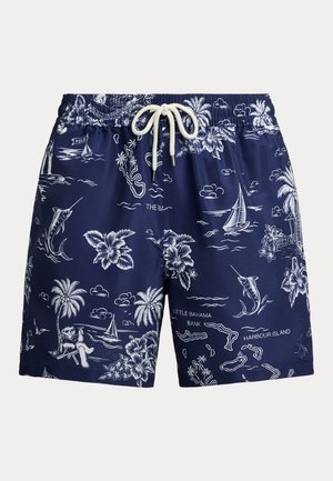 Tengerészkék fürdőnadrág fehér trópusi szigettervvel, pálmafákkal, vitorlás hajókkal, marlinhalakkal, virágokkal és egy pihenő személlyel; fehér húzózsinóros derékrész.